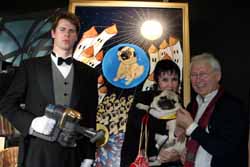 Butler, Sir Henry und Uschi Ackermann zusammen mit Otto Pavlicek vor seinem Mops-Bild. Foto: Andrea Pollak