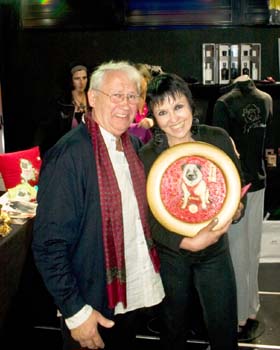 Otto Pavlicek überreicht Uschi Ackermann ein Mopsbild als Geschenk  Foto Lukas Noska